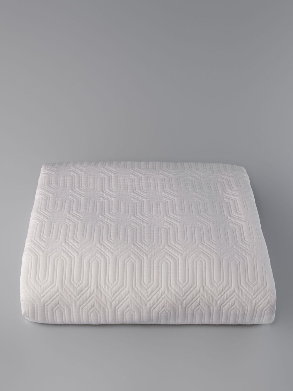 Покрывало 240х260 и 2 декоративные подушки 45х45 Claire Batiste Klee Greg белые