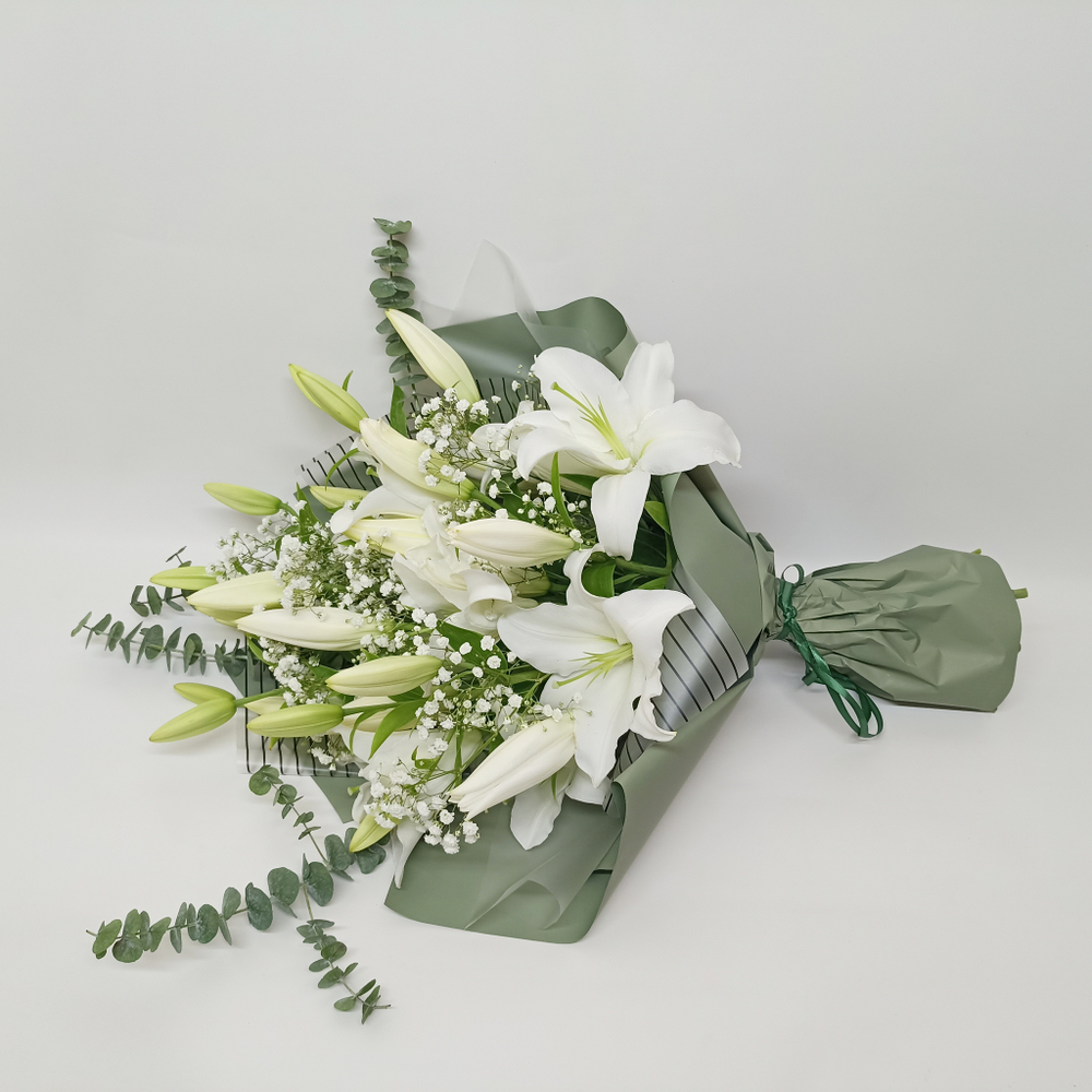 Ароматная лилия с гипсофилой