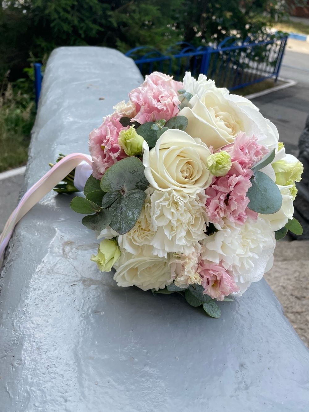 Свадебный букет из гортензии, лизиантуса, диантусов, одноголовых роз и эвкалипта