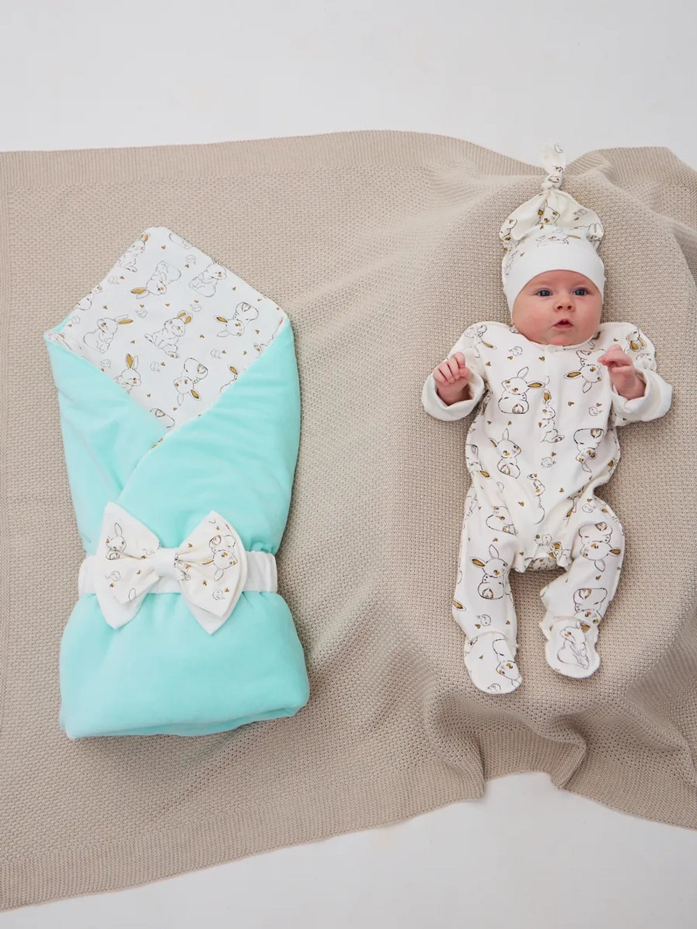 Конверт на выписку весна c костюмом