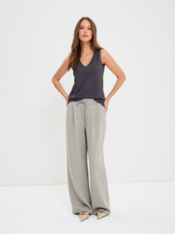 Базовый трикотажный топ с V-вырезом под пиджак