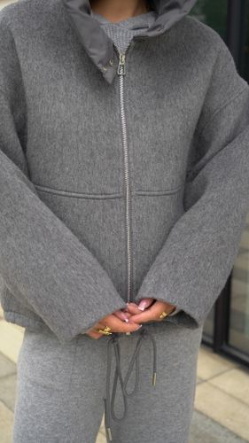 Серая куртка без утеплителя с объёмным капюшоном