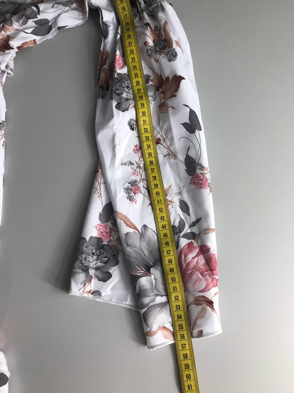 Платье приятной расцветки, визуально на 44 размер, новое