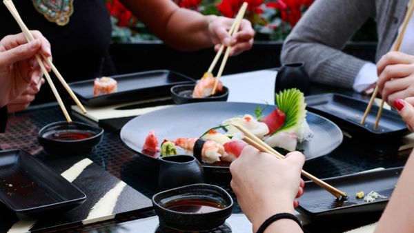 Этикет за столом: как правильно наслаждаться азиатской кухней Этикет за столом: как правильно наслаждаться азиатской кухней