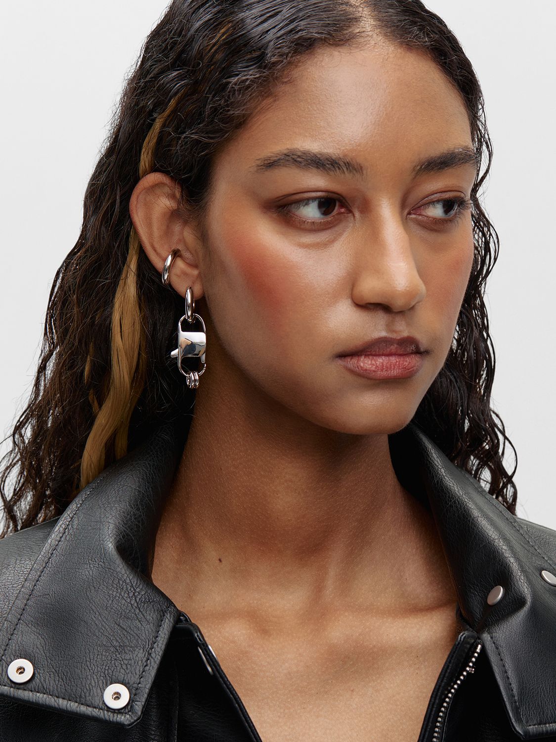 МОНОСЕРЬГА "TROUBLE"