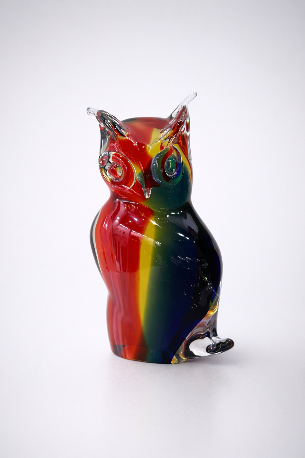 Сова красно-желто-синяя