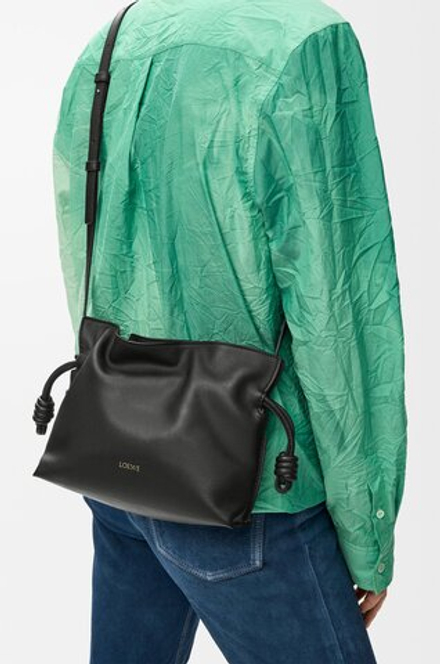 Loewe Мини-клатч Flamenco из телячьей кожи наппа, черный