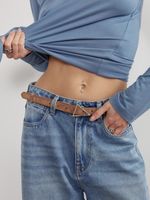 БАЗОВЫЙ ТОНКИЙ РЕМЕНЬ С ТРЕУГОЛЬНОЙ ПРЯЖКОЙ ЗАМША КАПУЧИНО