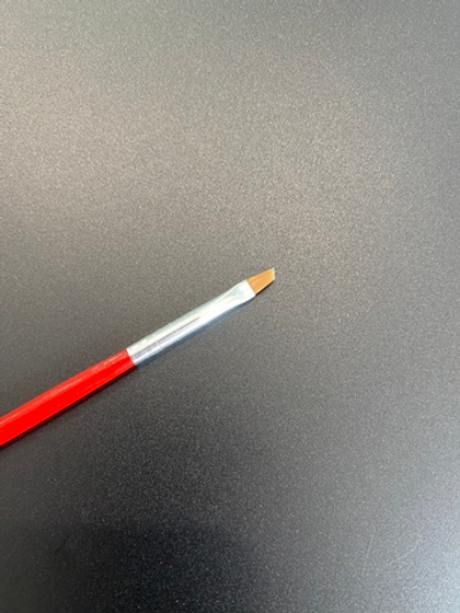 Кисть скошенная с красно- черной ручкой