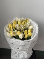 Букет из 29 белых, лимонных тюльпанов и ромашек