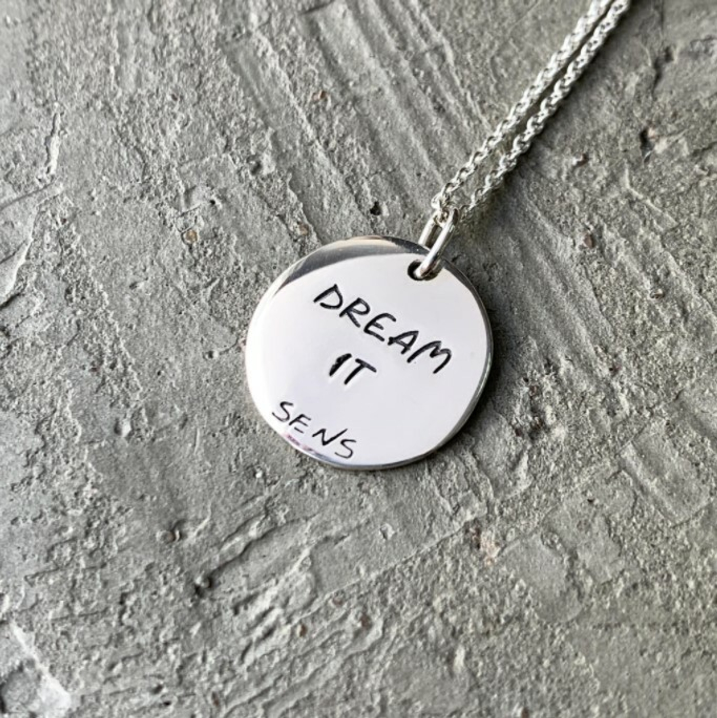 Медальон Dream it, глянцевый