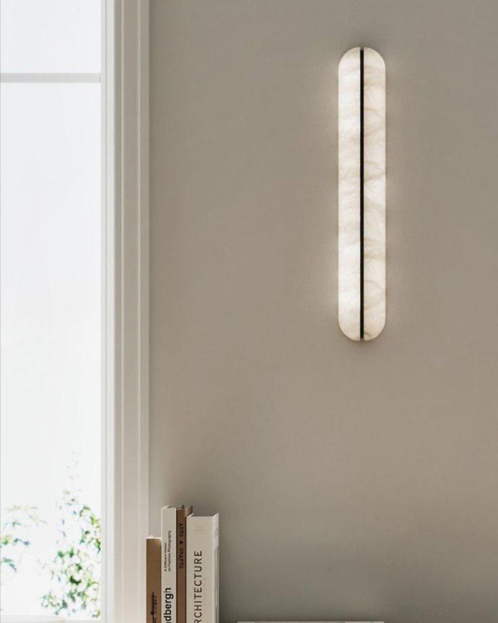 Настенное бра в современном минималистичном стиле.