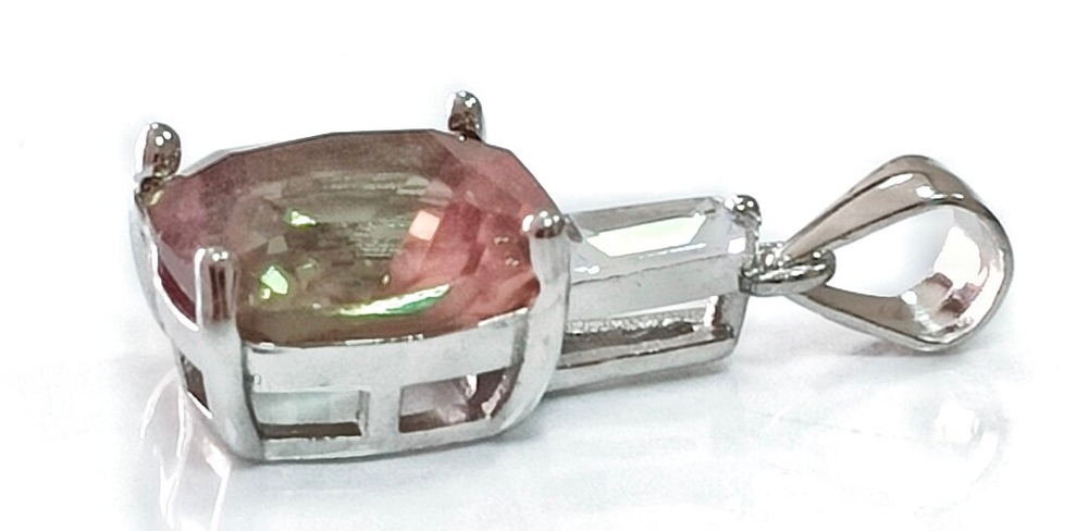Ювелирная подвеска из серебра с султанитом и фианитом