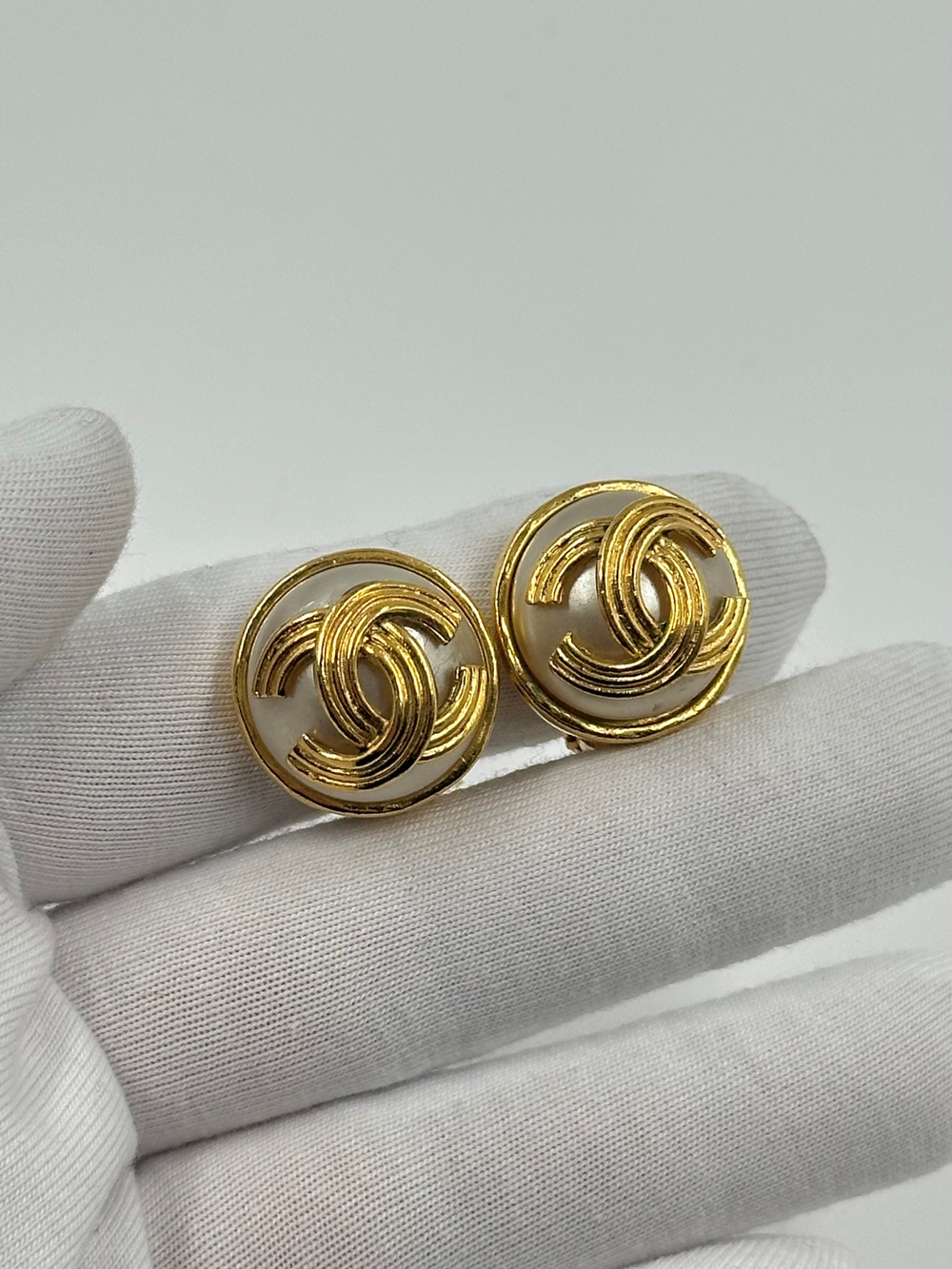 Клипсы Chanel с «жемчугом» и лого