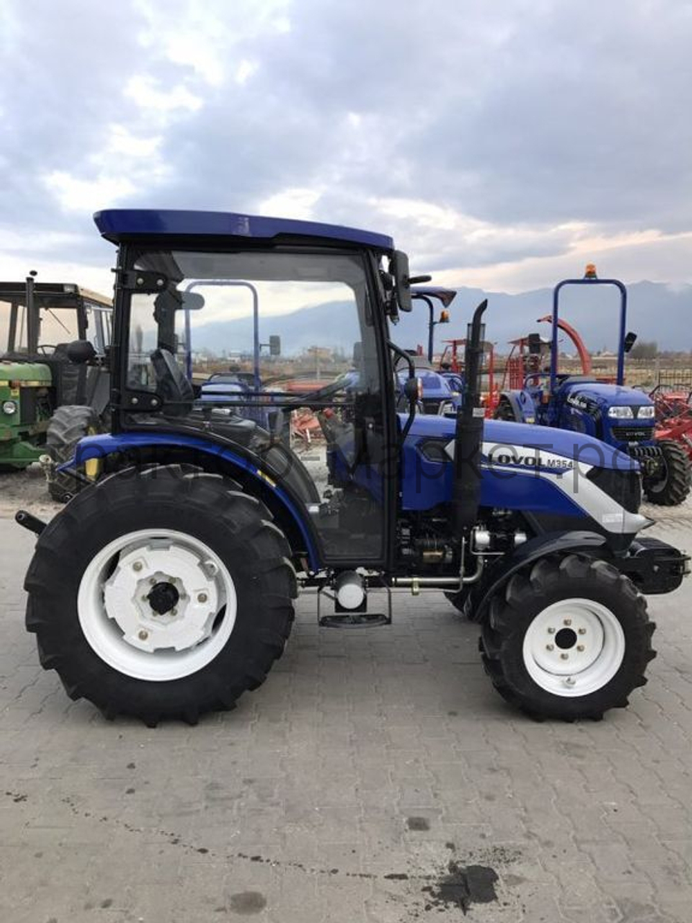 Трактор LOVOL TE-354 G3 с кабиной, 8+8 (реверсивная КПП)