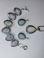 Комплект бижутерии "Лунный камень" - подвеска, серьги и браслет в форме капли