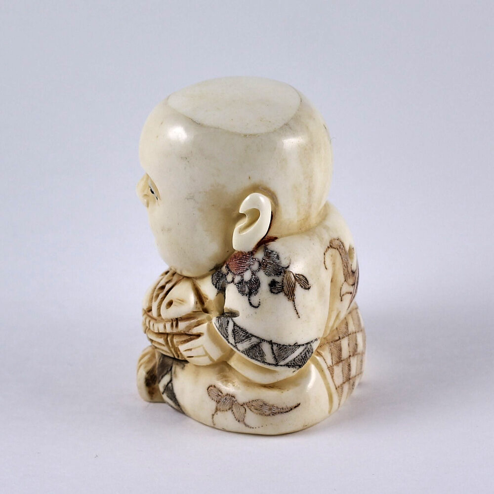 Нэцкэ Мальчик Карако с корзиной рыбы