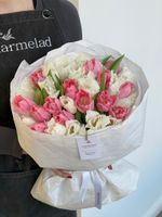 Букет микс из розовых и белых махровых тюльпанов в упаковке