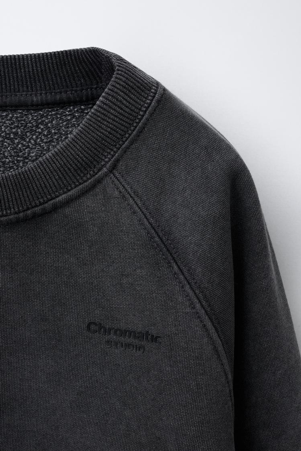 ZARA ТОЛСТОВКА ИЗ ТКАНИ С ЭФФЕКТОМ ПОТЕРТОСТИ С НАДПИСЬЮ, СЕРЫЙ