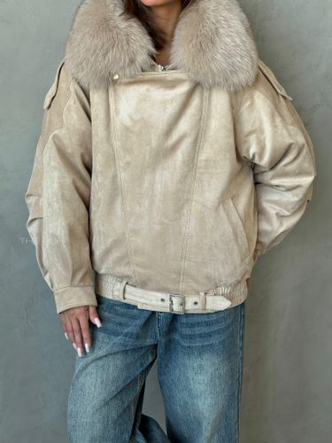 Бежевый пуховик из эко-замши с мехом песца и планкой
