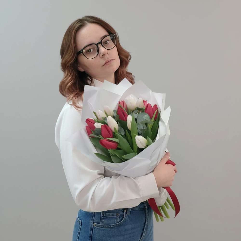 Красные и белые тюльпаны в букете.