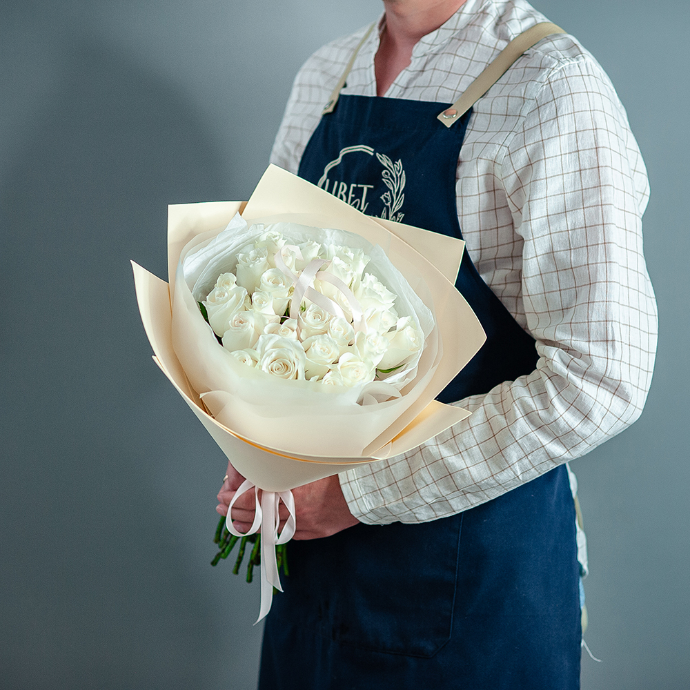 25 белых кенийских роз в нежном оформлении
