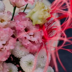 94. Яркий воздушный букет в нежных тонах с красными акцентами