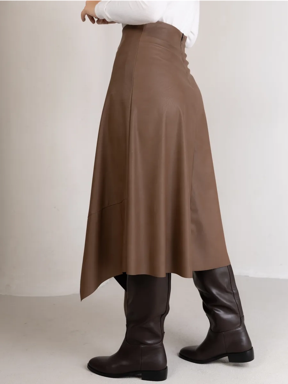 Юбка кожаная трапеция миди