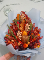 Съедобный букет с колбасками,сыром, перчиками, черри, орехами и виноградом.