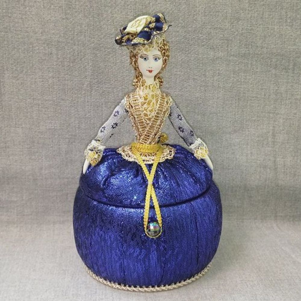 Кукла-шкатулка с ложементом Барышня в парчовом платье