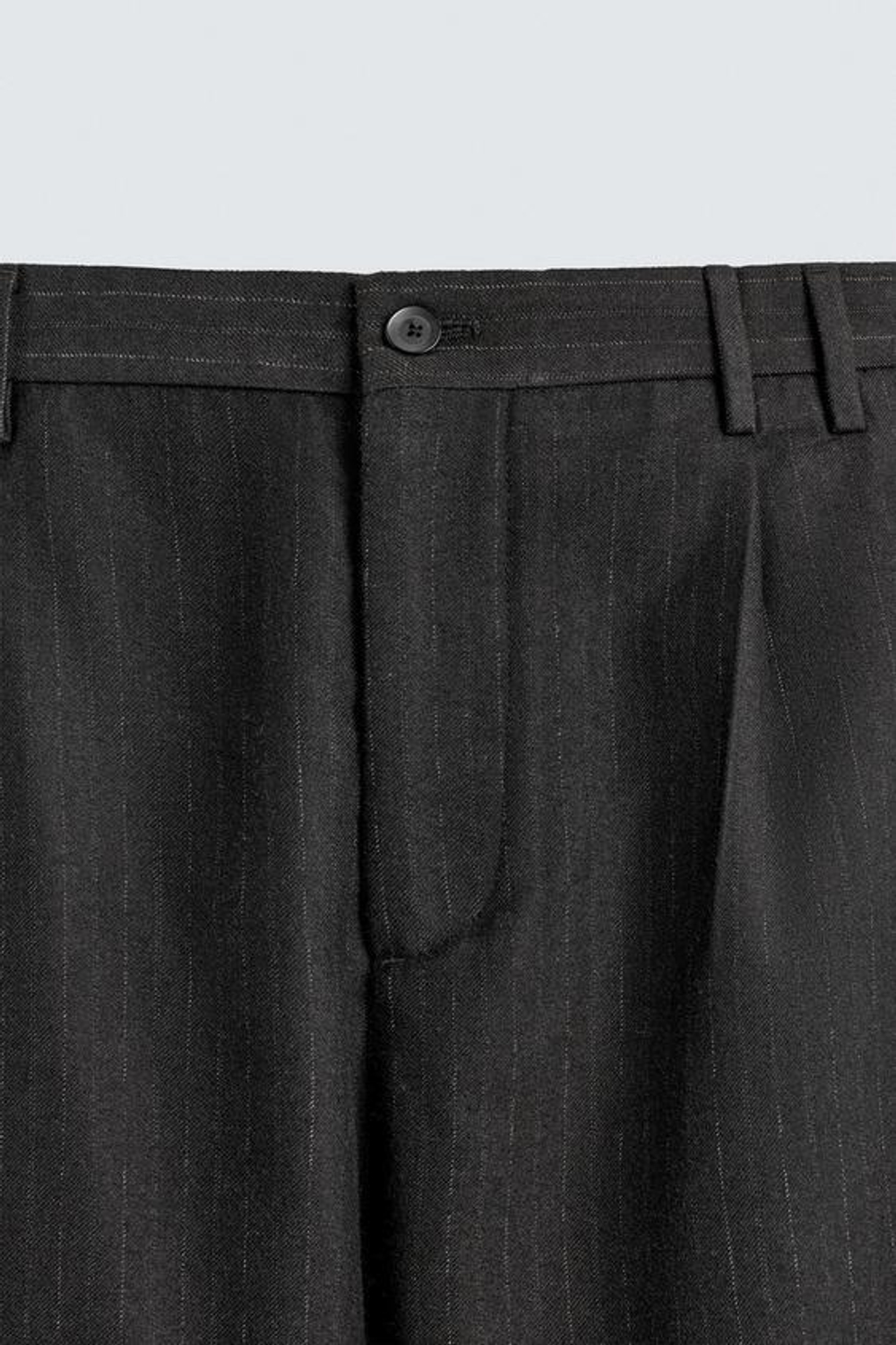ZARA КОСТЮМНЫЕ БРЮКИ В ТОНКУЮ ПОЛОСКУ СО СКЛАДКАМИ, ТЕМНО-СЕРЫЙ