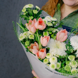 133. Свежий весенний букет с тюльпанами