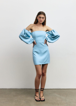 Голубое платье с открытыми плечами