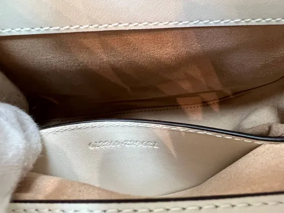 Мини-сумка на плечо Gucci GG Marmont белый