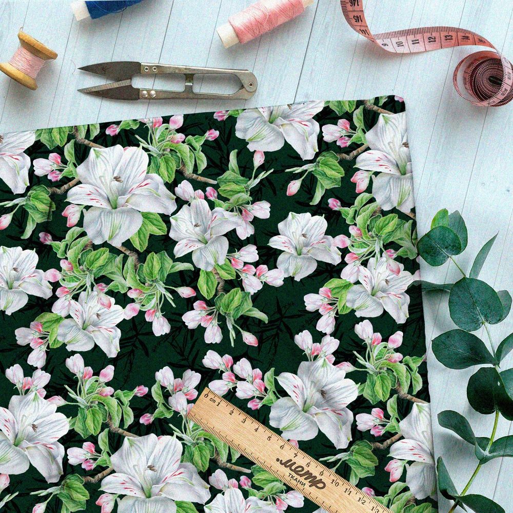 Ткань мембрана живые белые лилии на чёрном фоне