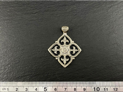 Подвеска. Четыре Лилии