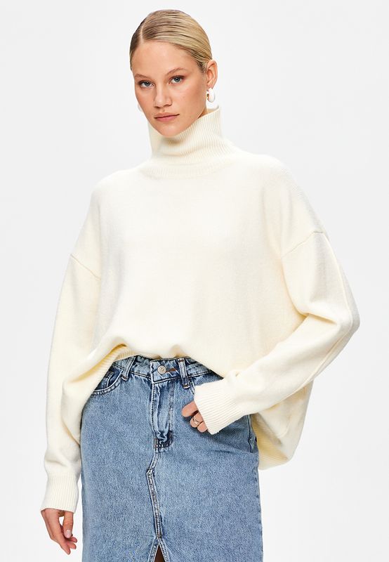 Свитер с горлом и разрезами сзади