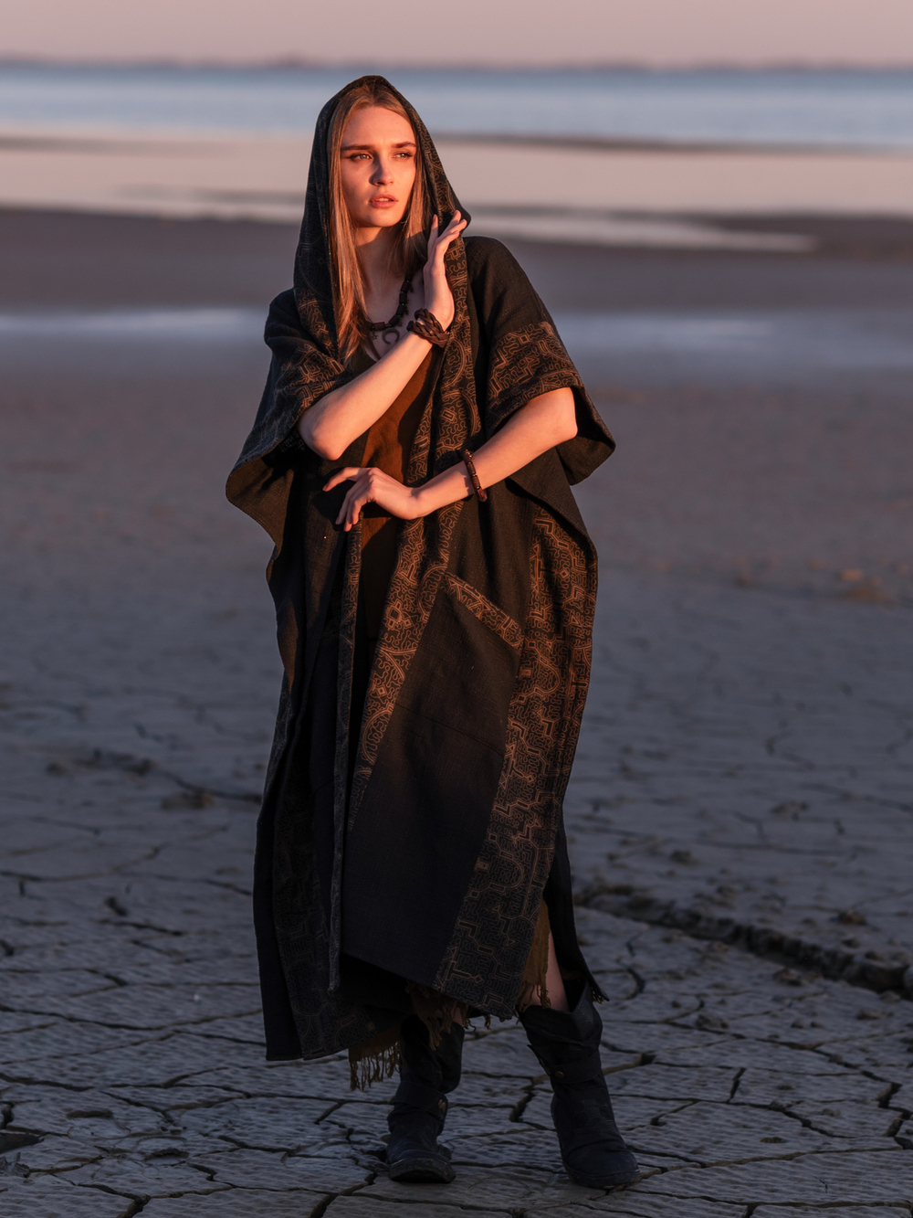 Накидка с капюшоном и орнаментом Аяуаска