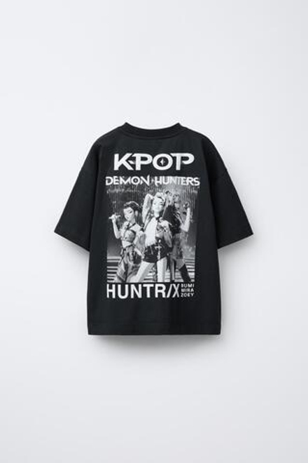 ZARA ФУТБОЛКА С ПРИНТОМ KPOP DEMON HUNTERS™ NETFLIX ©, АНТРАЦИТОВО-СЕРЫЙ