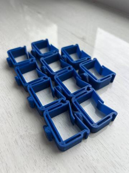 Пластиковый зажим ED44P10 для фиксации в шкафу кабеля (10шт упаковка) диам. до 28.5мм (крепится на DIN-рейку)