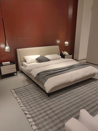 Двуспальная кровать на ножках Eosonno