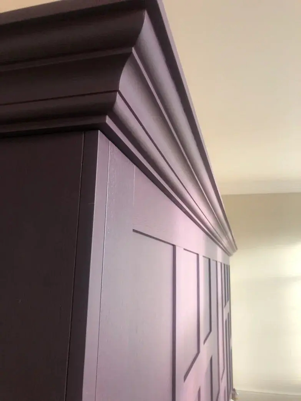 Классический деревянный шкаф с золотыми ручками