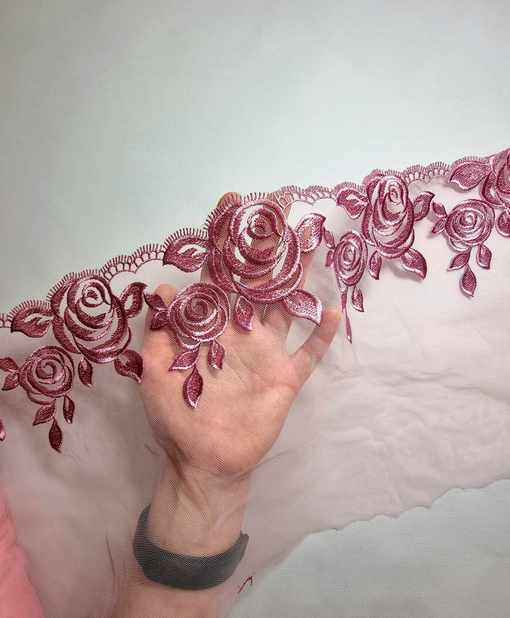 Вышивка на сетке розовая/пыльно-розовая К139 левая