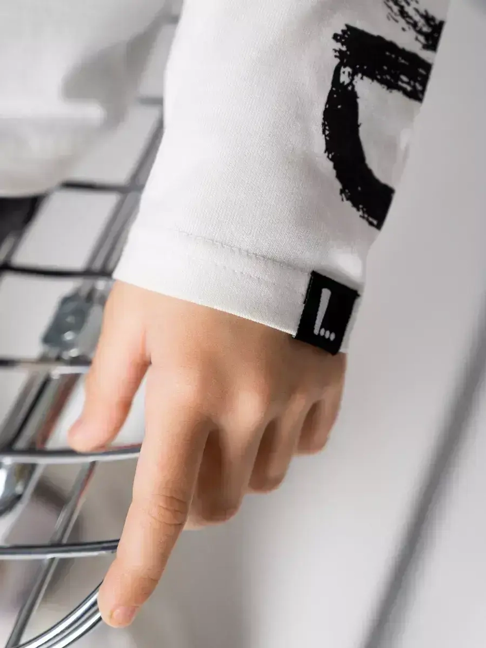 Белый лонгслив оверсайз для мальчика