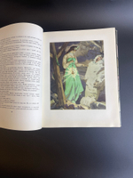 Книга П. Бажов Малахитовая шкатулка в обложке. 1961 год СССР Госиздат. иллюстрации художника О. Коровина. 450 страниц. Крупный формат.. Редкость