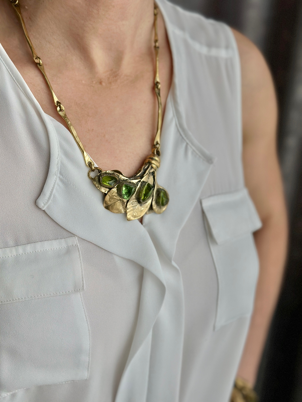 Колье веточка с листьями с хризолитом, бронза