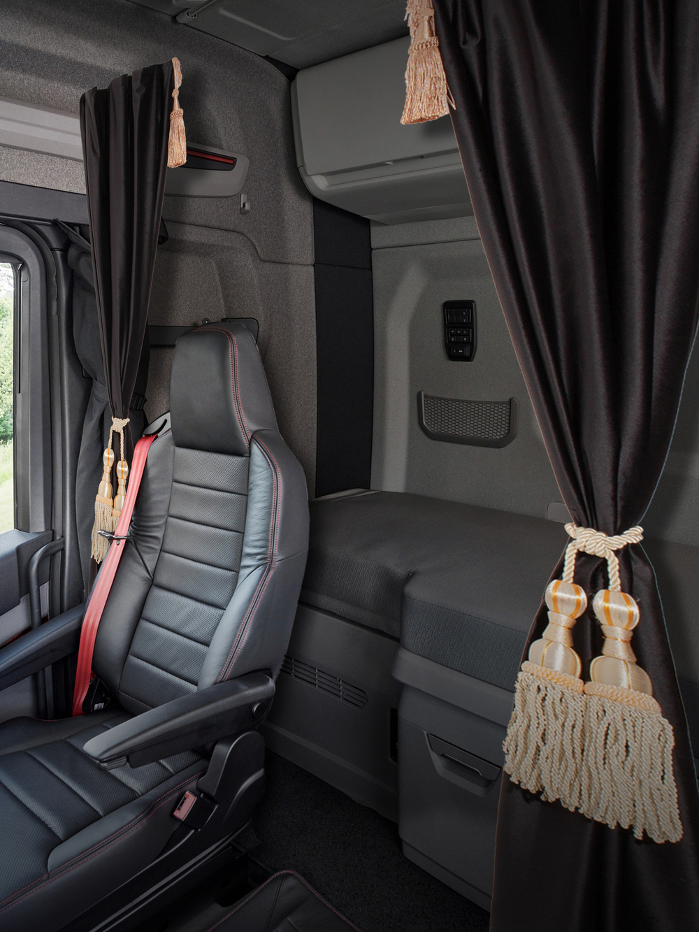 Шторы спального места с бахромой и кистями, с прихватами "Кисти" бежевые в кабину Volvo, Scania, MAN, DAF, Merc, Камаз, Sitrak, Shacman, Foton, FAW. Высота 1,45м, ширина одной стороны - 1,15м. Блэкаут, велюр. Черный цвет с бежевыми кистями-прихватами