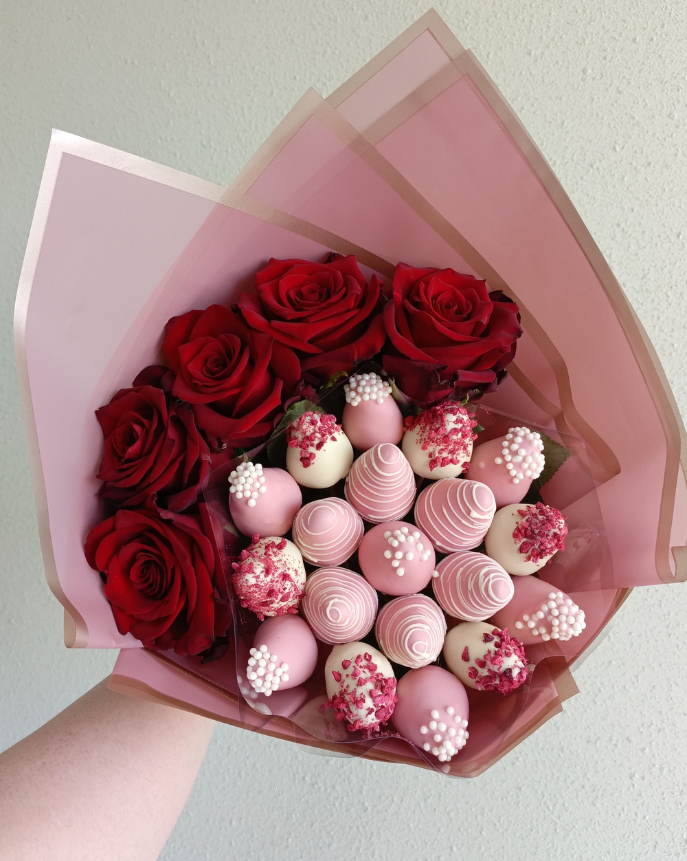 Букет из клубники в шоколаде и красных роз