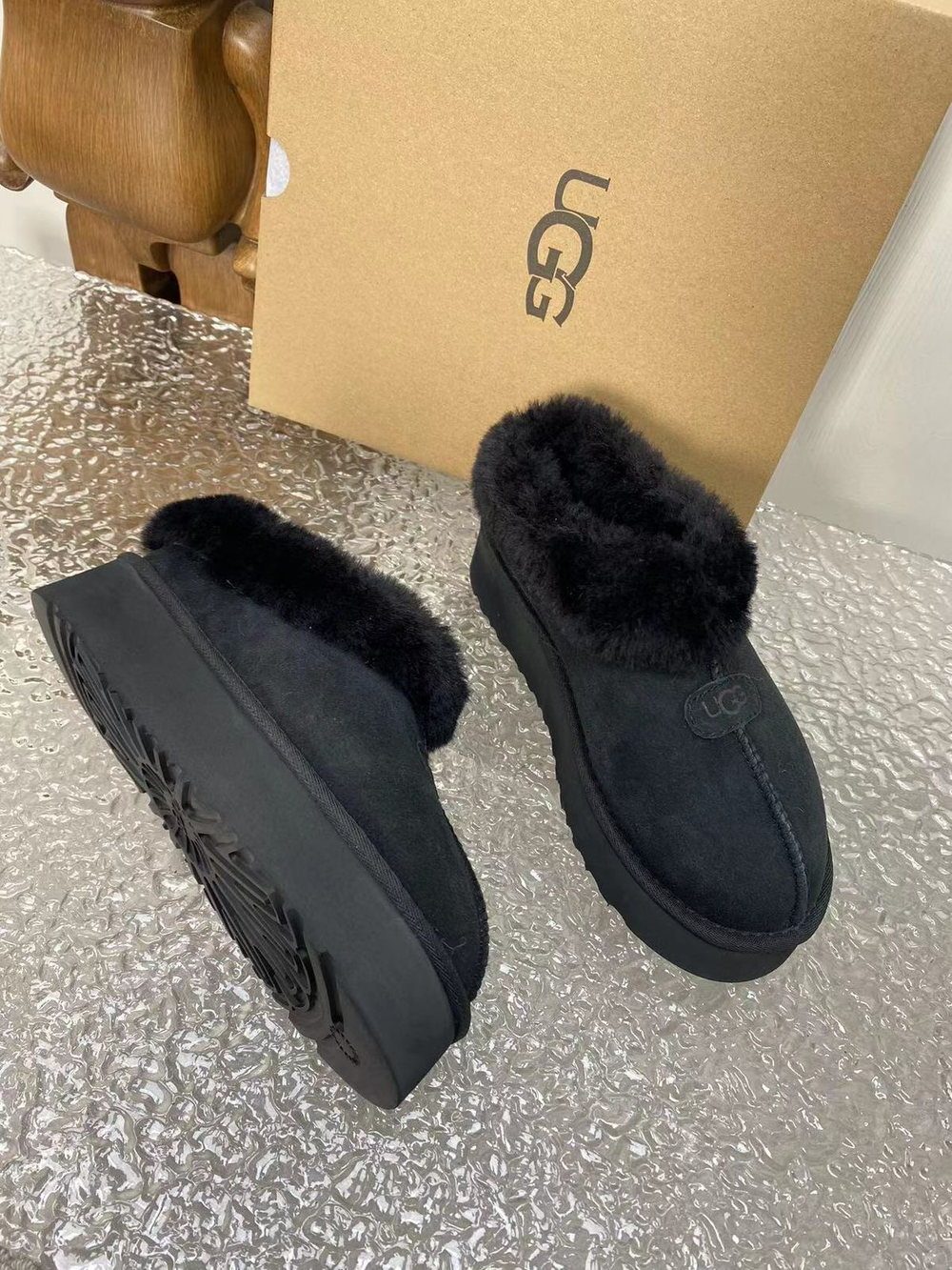 UGG