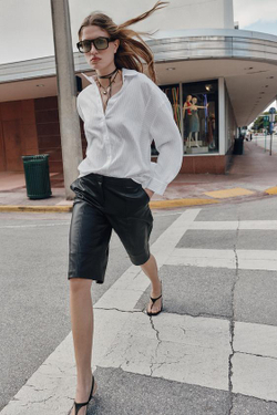 ZARA ДЛИННЫЕ БЕРМУДЫ ИЗ ИСКУССТВЕННОЙ КОЖИ, ЧЕРНЫЙ